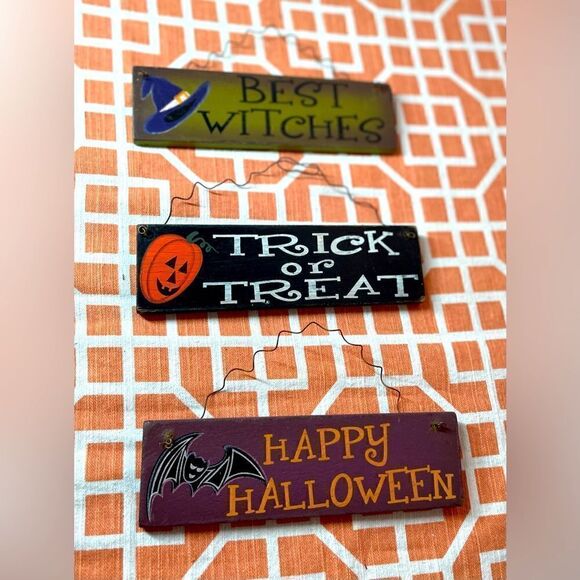 “Halloween” 3 Theme Wall Hanging Signs Trick or Treat Witch Goblins Crafting - Picture 1 of 6